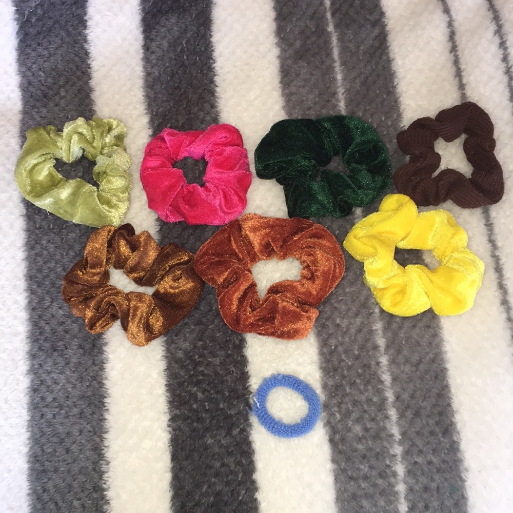 7 scrunchies and a hair tie !!